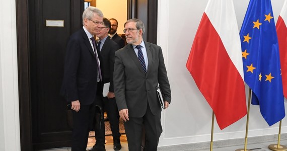 Sejm nie pomoże delegacji Komisji Weneckiej w organizacji spotkań, rząd nie odpowiada na list komisarz Jourovej, prezydent nie poleci do Jerozolimy, a PiS bojkotuje okrągły stół ws. reformy wymiaru sprawiedliwości – to szereg wydarzeń świadczących o postępującym izolowaniu się rządzących od otoczenia, zarówno w kraju, jak za granicą.