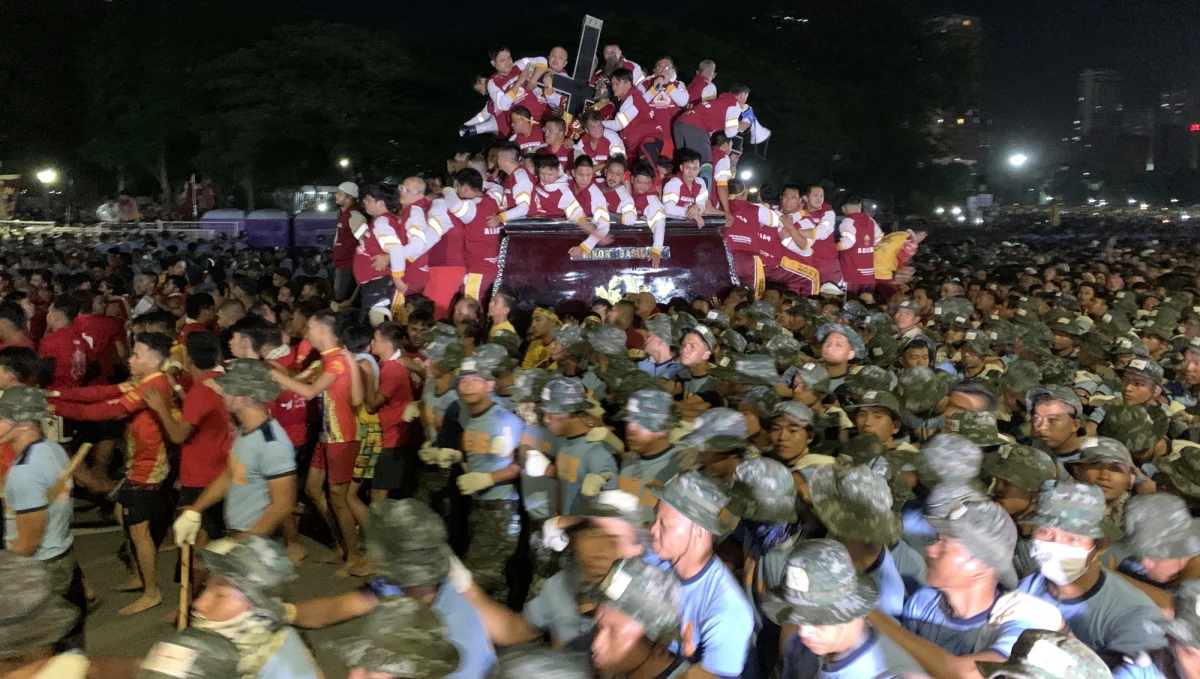 Ulicami stolicy Filipin, Manili, przeszła w czwartek doroczna procesja z XVII-wieczną figurą Jezusa Nazareńskiego. Wierni modlili się m.in. o pokój na Bliskim Wschodzie.