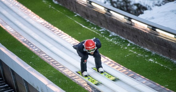 28-letni Niemiec Markus Eisenbicher nie wystąpi w dwóch konkursach Pucharu Świata w skokach narciarskich we włoskim Predazzo z powodu kontuzji ręki. Zdobywca trzech złotych medali mistrzostw świata poślizgnął się na parkingu wsiadając do auta.