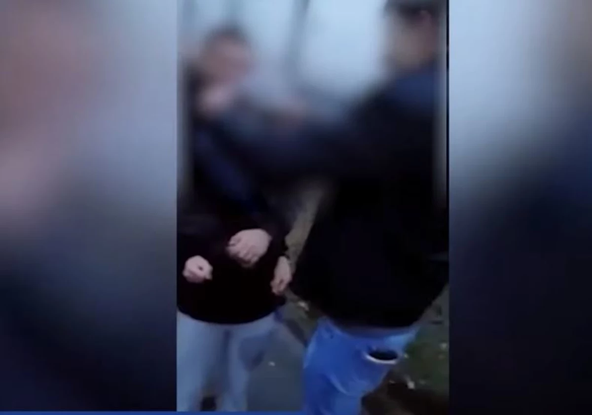 Policja z Myślenic w Małopolsce zatrzymała dwóch uczniów tamtejszego technikum, którzy znęcali się nad nastolatkiem. Nagranie tego zdarzenia trafiło do internetu. Prześladowcy założyli nastolatkowi na głowę prezerwatywę, a później ją podpalili. 