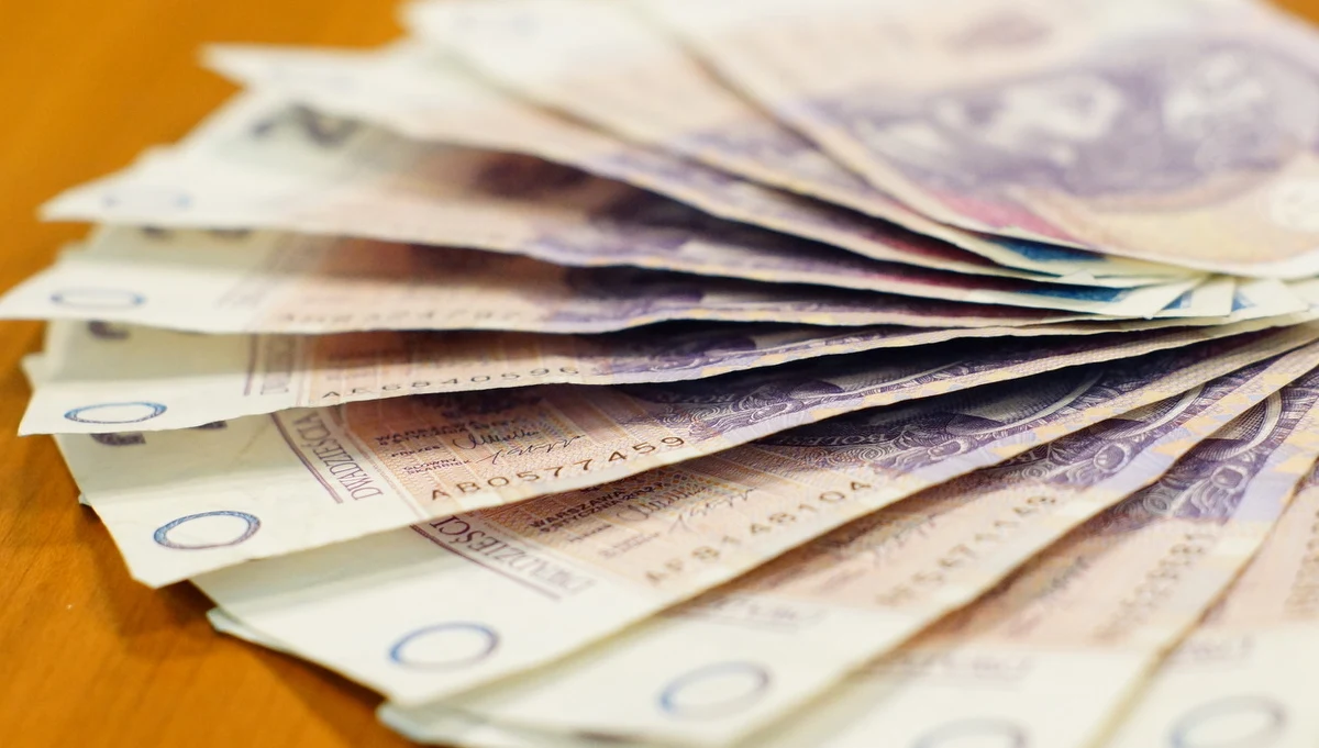 Emeryci i renciści corocznie będą otrzymywać dodatkowe świadczenie w wysokości najniższej emerytury - przewiduje ustawa uchwalona przez Sejm. Większość "trzynastek" zostanie wypłacona w kwietniu. W tym roku świadczenie wyniesie 1200 zł brutto. 