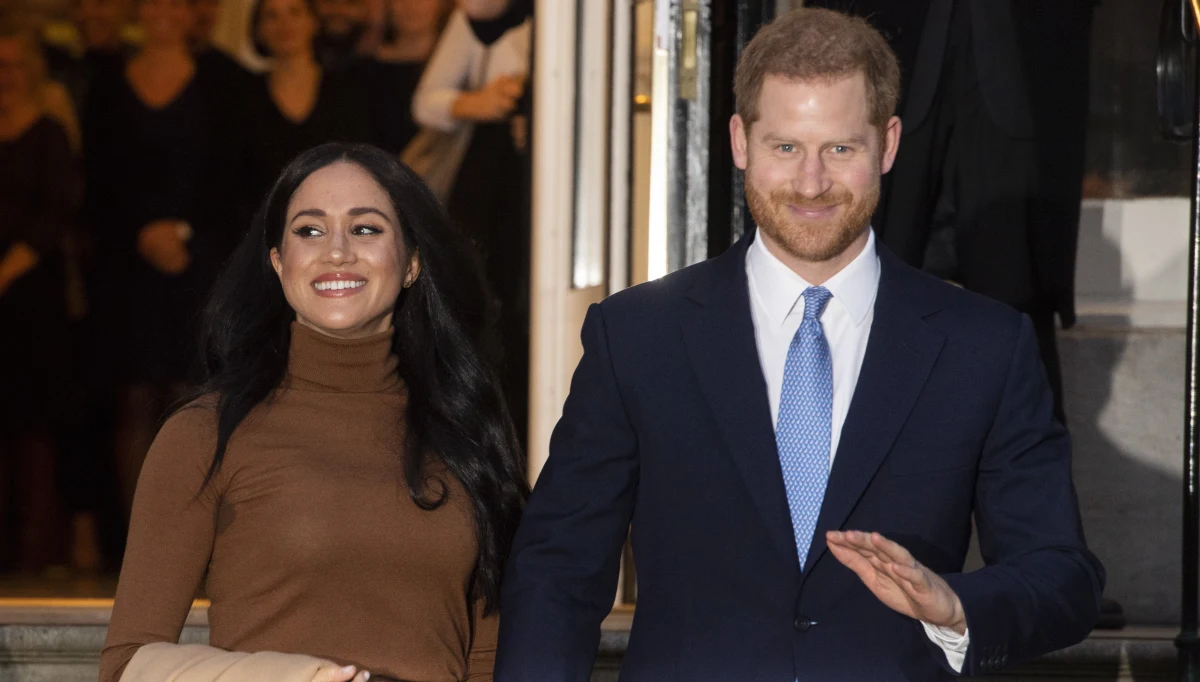 Brytyjska królowa Elżbieta II poleciła wysokim rangą członkom personelu Pałacu Buckingham znalezienie praktycznego rozwiązania sytuacji, w której postawili ją książę Harry i księżna Meghan, ogłaszając częściową rezygnację z roli członków rodziny królewskiej.
