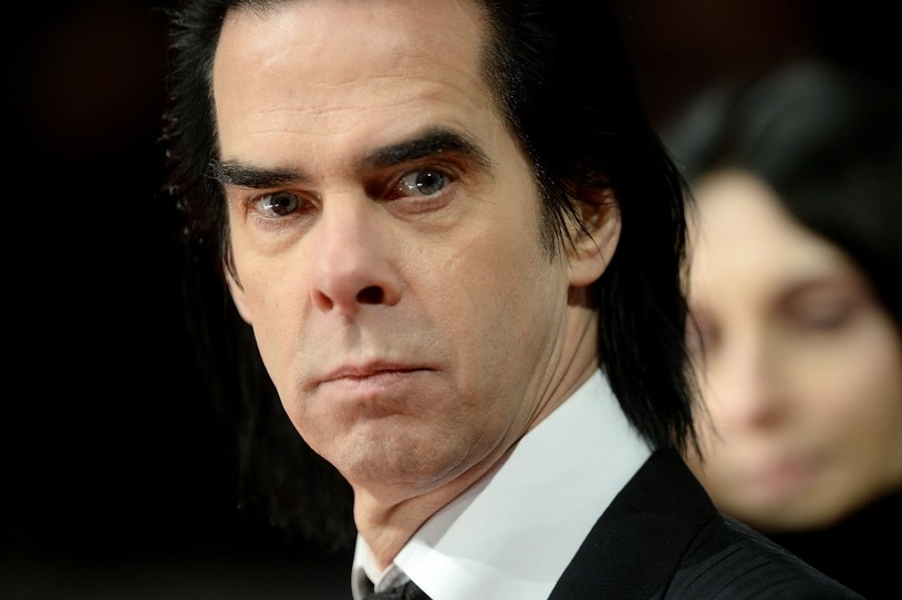 Nick Cave w ciągu ostatnich 7 lat stracił w tragicznych okolicznościach dwoje synów. Podczas niedawnego koncertu zadedykował piosenkę żyjącym potomkom.