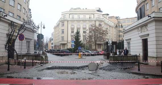 Ciężarówka doszczętnie zniszczyła bramę do Kancelarii Prezydenta przy ulicy Wiejskiej w Warszawie. Na nagraniach i zdjęciach widać pogięte przęsła i zniszczony napis.
