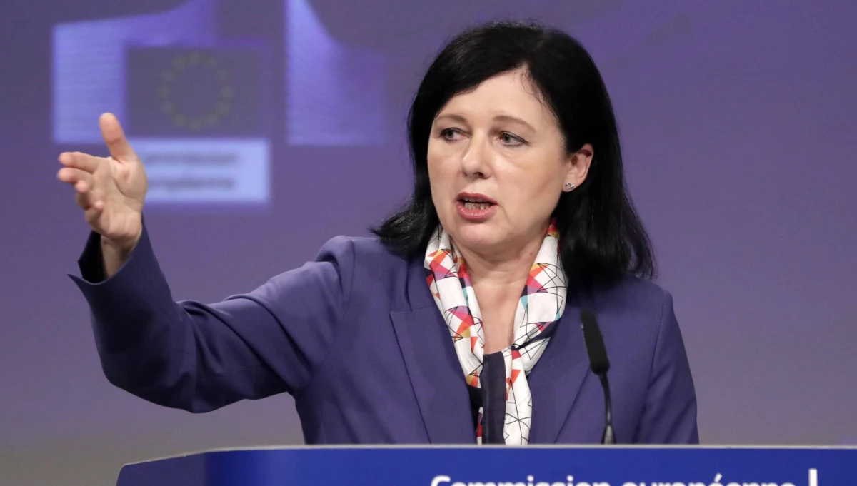 ​Polska znowu lekceważy Brukselę. Spotkania wiceszefowej Komisji Europejskiej Very Jourovej z polskimi władzami w styczniu stoją pod znakiem zapytania. Jourova będzie wtedy na obchodach w Oświęcimiu.