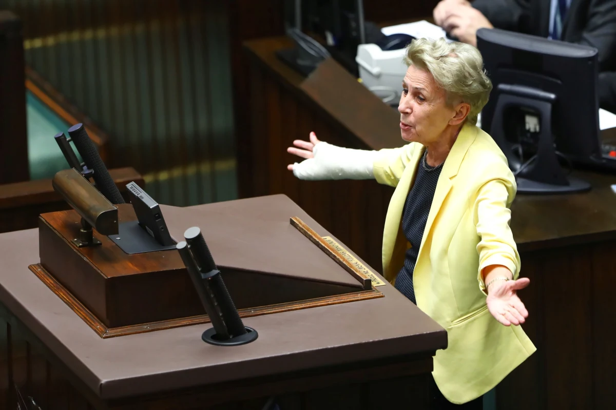 "Mieliśmy być przeciw, a wtedy gdy byłam na mównicy, koledzy się zorientowali, że jest możliwość zerwania kworum. Ta informacja nie zdążyła jednak do mnie dotrzeć" – tak posłanka Platformy Obywatelskiej Iwona Śledzińska-Katarasińska tłumaczyła w rozmowie z PAP udział w czwartkowym głosowaniu nad nowelizacją ustawy o radiofonii i telewizji oraz ustawy o opłatach abonamentowych. "Gdybym wiedziała, że nie głosujemy, to bym nie głosowała" - zapewniła.