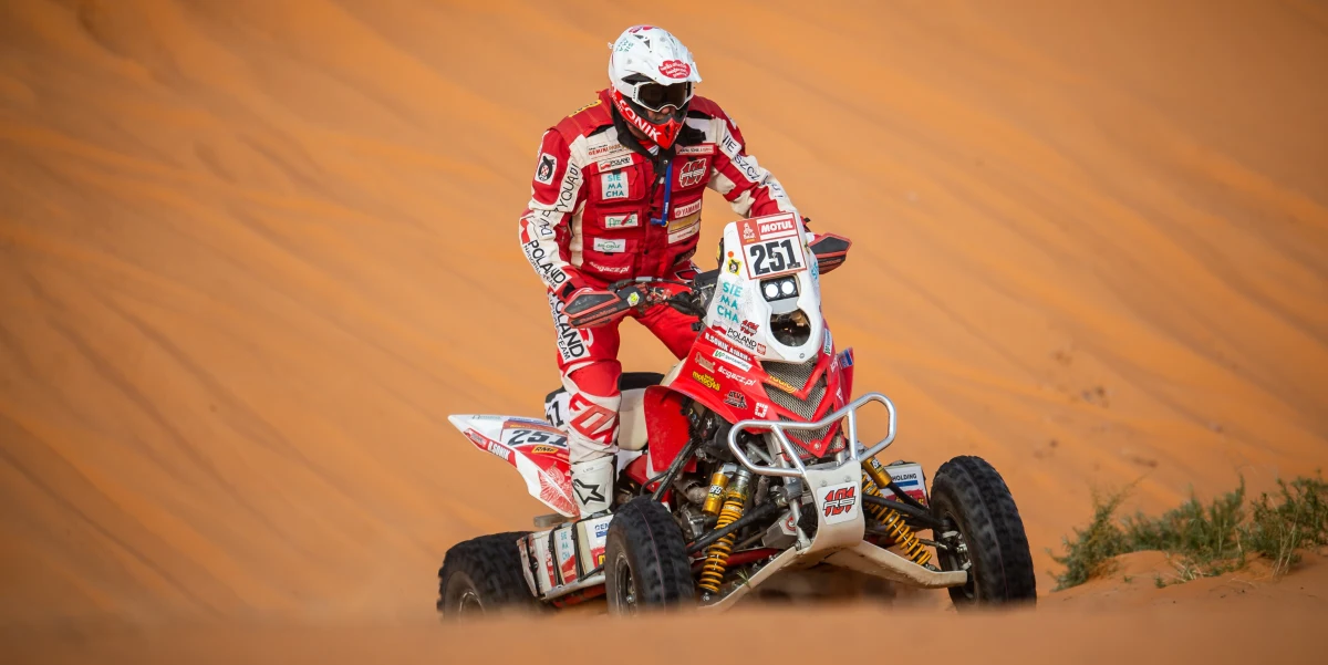 Na mecie szóstego etapu Rajdu Dakar Rafał Sonik nie krył rozgoryczenia. "Moja tylne koła dostawały dziś bardzo dziwnych wibracji. Nie wiem jaka jest przyczyna tej usterki, ale nie mogłem jechać szybciej niż 100 km/h, przez co na prostych, twardych fragmentach zostawałem z tyłu" - relacjonował. "Widocznie czasem trzeba zrobić krok w tył, żeby móc ponownie walczyć o szczyt" – podsumował.