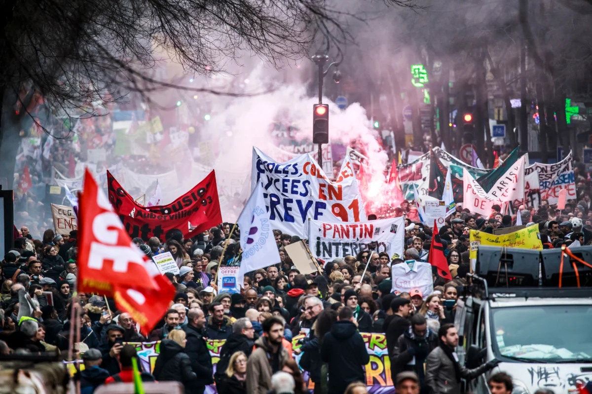 Ruszyła wspólna demonstracja związkowców i członków ruchu „żółtych kamizelek” w Paryżu. Pojawiają się dyskusje na temat zachowania ochraniających wiece funkcjonariuszy. Mówi się o coraz większej brutalności policjantów przeciwko protestującym.   