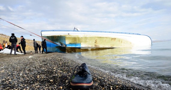 Co najmniej 12 migrantów zginęło w wyniku zatonięcia łodzi u wybrzeży wyspy Paksos na zachodzie Grecji. 21 osób uratowano - poinformowała w sobotę grecka straż przybrzeżna.