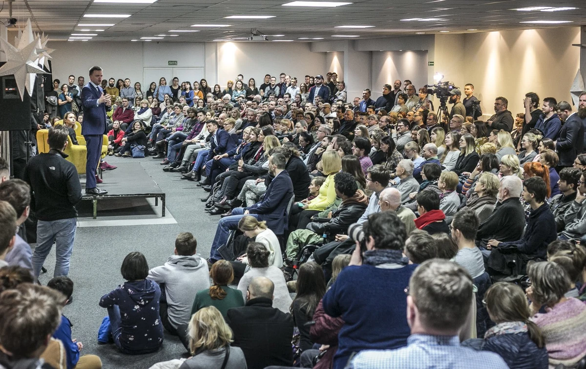 "Konstytucji bym nie zmieniał, przede wszystkim bym ją wypełniał i realizował, że jeżeli ktoś został wybrany na sędziego TK, to jest zaprzysięgany, a nie przeczekiwany aż partia wybierze następnego" – mówił w Krakowie Szymon Hołownia – dziennikarz I publicysta, który zamierza kandydować w wyborach prezydenckich. "Jeżeli konstytucja mówi, że może być ułaskawiony ktoś skazany prawomocnym wyrokiem, to nie ułaskawiam kogoś, kto został skazany wyrokiem nieprawomocnym itd. Jeżeli konstytucja mówi, że władza sądownicza jest niezawisła i niezależna od innych władz, to ja tego nie łamie robiąc neo-KRS" - tłumaczył. "Najpierw pilnuj tej konstytucji, która jest, a później nabędziesz moralne prawo do tego, żeby dyskutować o jej zmianie" – dodał. 