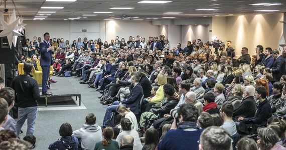 "Konstytucji bym nie zmieniał, przede wszystkim bym ją wypełniał i realizował, że jeżeli ktoś został wybrany na sędziego TK, to jest zaprzysięgany, a nie przeczekiwany aż partia wybierze następnego" – mówił w Krakowie Szymon Hołownia – dziennikarz I publicysta, który zamierza kandydować w wyborach prezydenckich. "Jeżeli konstytucja mówi, że może być ułaskawiony ktoś skazany prawomocnym wyrokiem, to nie ułaskawiam kogoś, kto został skazany wyrokiem nieprawomocnym itd. Jeżeli konstytucja mówi, że władza sądownicza jest niezawisła i niezależna od innych władz, to ja tego nie łamie robiąc neo-KRS" - tłumaczył. "Najpierw pilnuj tej konstytucji, która jest, a później nabędziesz moralne prawo do tego, żeby dyskutować o jej zmianie" – dodał. 