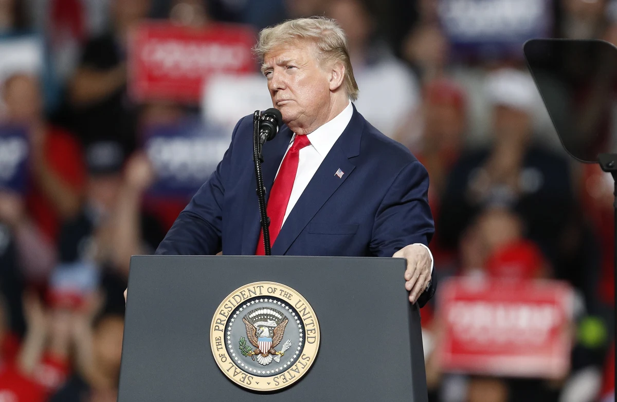 "Do odważnych, cierpiących mieszkańców Iranu: byłem po waszej stronie od początku mojej prezydentury i nadal będę was wspierać" - napisał na Twitterze Donald Trump. Ostrzegł też władze Iranu: "Nie może być kolejnej masakry pokojowych demonstrantów. Świat patrzy", nawiązując przy tym do protestów z listopada i grudnia, wywołanych podwyżką cen paliw. Demonstracje zostały krwawo stłumione przez władze fundamentalistycznej Islamskiej Republiki Iranu.