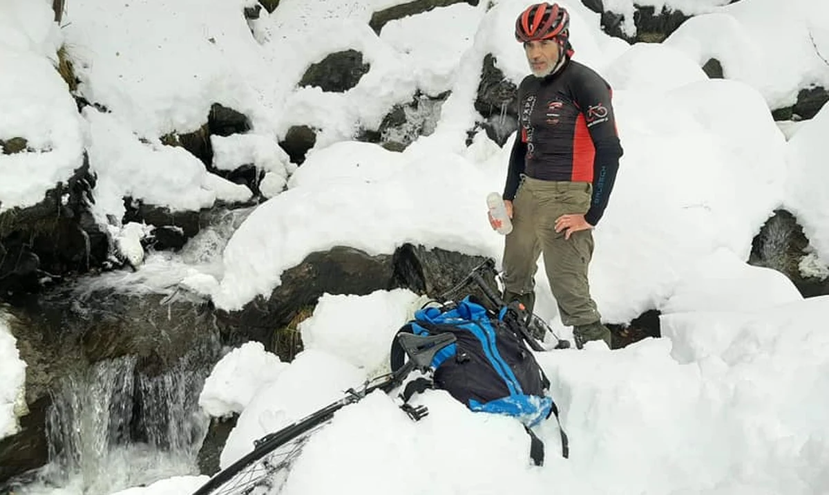 "Trenowałem swój organizm w niskiej temperaturze. Mam za sobą kilka rekordów Guinnessa. Jadę tam, z dokładnie rozpisanym scenariuszem. Tu nie ma miejsca na spontaniczne działanie" - mówi w rozmowie z dziennikarką RMF FM Urszulą Gwiazdą - Walerian Romanowski. 20 stycznia razem z ekipą, która o zimnie wie niemal wszystko, wyrusza do Jakucji. Chce rowerem pokonać tysiąc kilometrów. "Będziemy testować różne nowinki techniczne, ale i tak najważniejszy będzie Walerian" - dodaje Wawrzyniec Kuc szef wyprawy. 