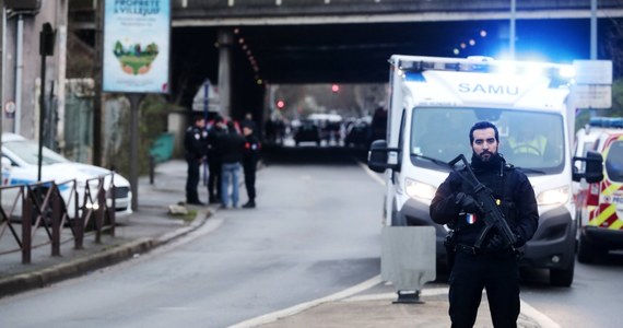 Francuska prasa opublikowała zaskakujące fragmenty zapisów rozmów telefonicznych domniemanego koordynatora krwawych zamachów terrorystycznych sprzed czterech lat – Salaha Abdeslama. Islamski ekstremista ujawnia, że w czasie ucieczki po zamachach… udzielił przez przypadek wypowiedzi jednemu z francuskich mediów!