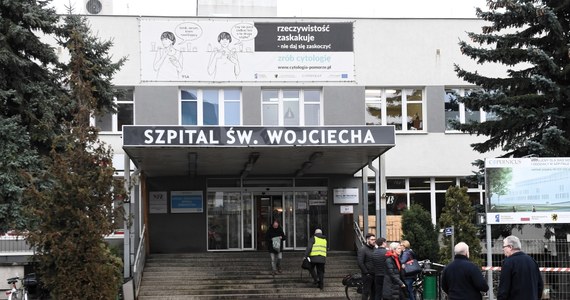Na trzy miesiące gdański sąd aresztował 61-letniego Krzysztofa Sz., podejrzanego o zamordowanie pacjenta w Szpitalu św. Wojciecha na Zaspie w Gdańsku. Mężczyzna usłyszał dwa zarzuty: zabójstwa w zamiarze bezpośrednim i spowodowania obrażeń ciała u pielęgniarki, którą zaatakował, uciekając z placówki. 
