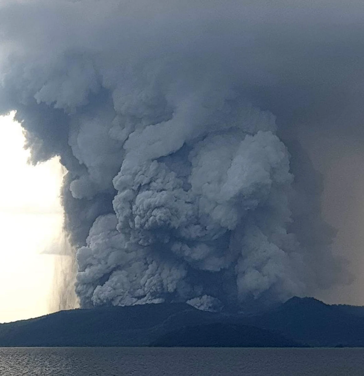 Wulkan Taal, położony na południe od stolicy Filipin Manilii wyrzucił w niedzielę na wysokość kilometra olbrzymi pióropusz popiołu. Lokalne władze zarządziły ewakuację ośmiu tysięcy mieszkańców - informują agencje. 