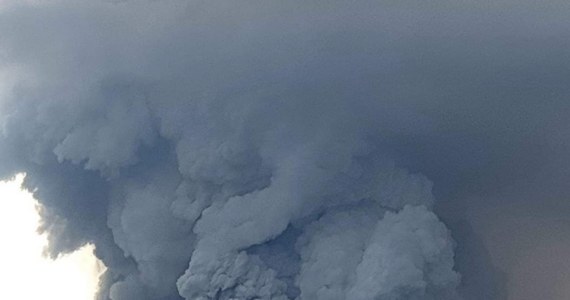 Wulkan Taal, położony na południe od stolicy Filipin Manilii wyrzucił w niedzielę na wysokość kilometra olbrzymi pióropusz popiołu. Lokalne władze zarządziły ewakuację ośmiu tysięcy mieszkańców - informują agencje. 