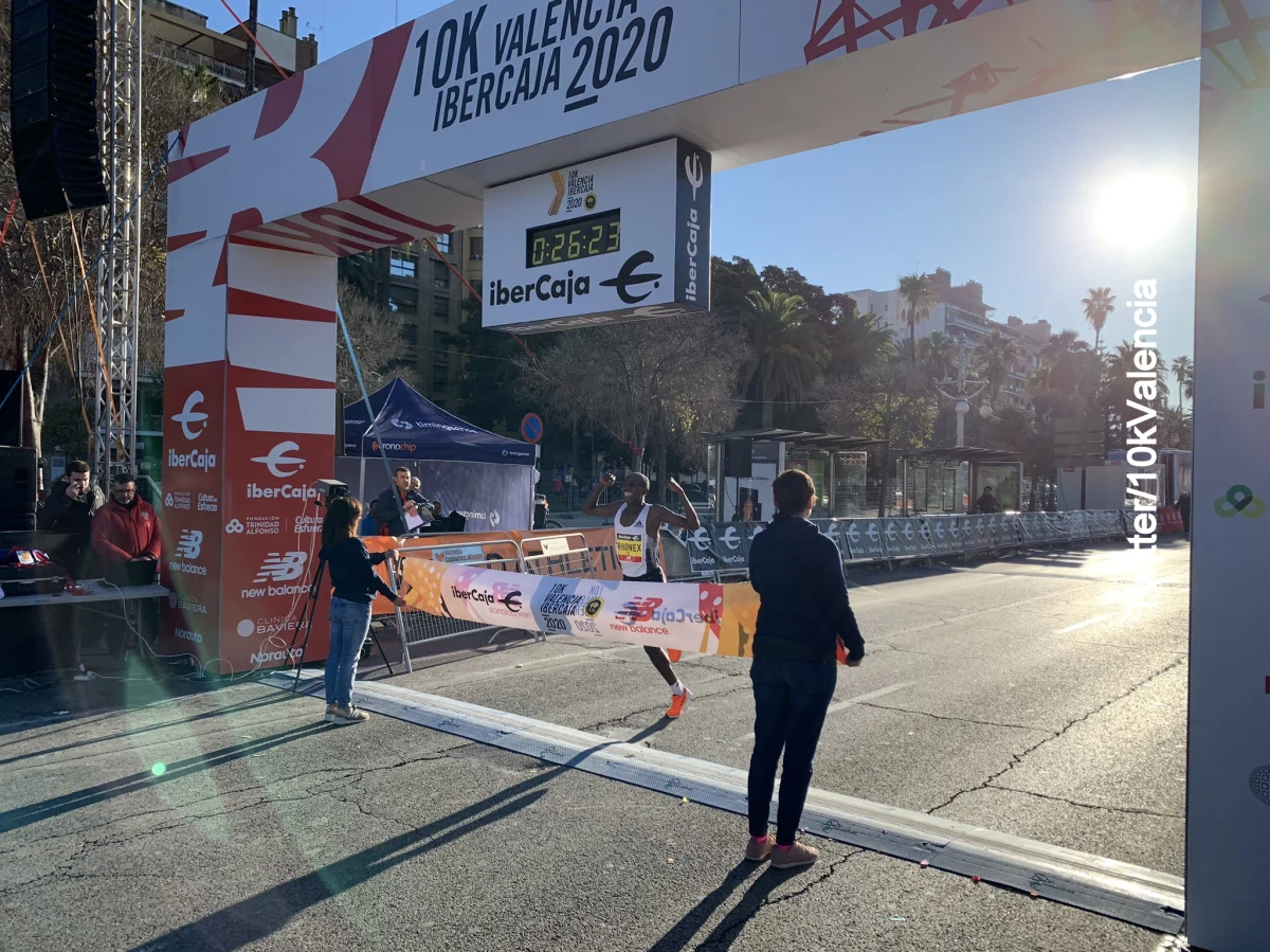 Kenijczyk Rhonex Kipruto czasem 26 min 24 s ustanowił w Walencji rekord świata w biegu na 10 km. O 14 sekund poprawił wynik Joshuy Cheptegeiego, który Ugandyjczyk uzyskał sześć tygodni temu w tym samym hiszpańskim mieście, ale na innej trasie.