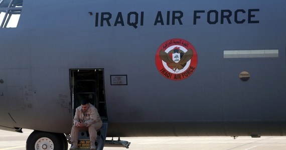 Siedem pocisków moździerzowych spadło w niedzielę na bazę lotniczą Al-Bakr koło miasta Balad w środkowym Iraku. Port lotniczy Al-Bakr jest wykorzystywany jako baza amerykańskich sił powietrznych w Iraku. Czterech żołnierzy irackich jest rannych - podaje Reuters.