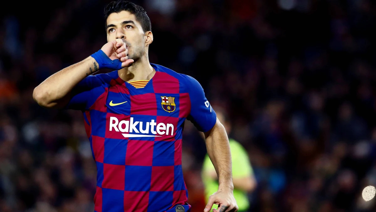Urugwajczyk Luis Suarez z Barcelony będzie pauzować cztery miesiące - ogłosił w niedzielę kataloński klub. Doświadczony piłkarz przeszedł operację łąkotki w prawym kolanie. Jego problemy nasiliły się po półfinałowym meczu o Superpuchar Hiszpanii z Atletico Madryt.