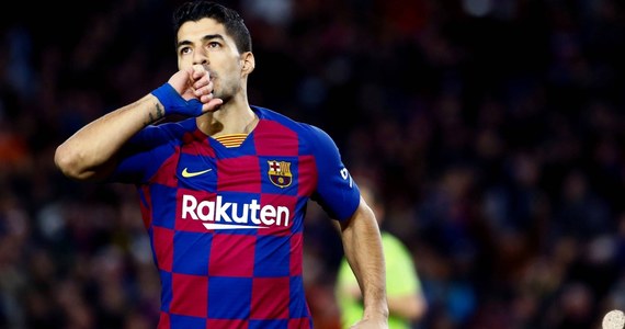 Urugwajczyk Luis Suarez z Barcelony będzie pauzować cztery miesiące - ogłosił w niedzielę kataloński klub. Doświadczony piłkarz przeszedł operację łąkotki w prawym kolanie. Jego problemy nasiliły się po półfinałowym meczu o Superpuchar Hiszpanii z Atletico Madryt.