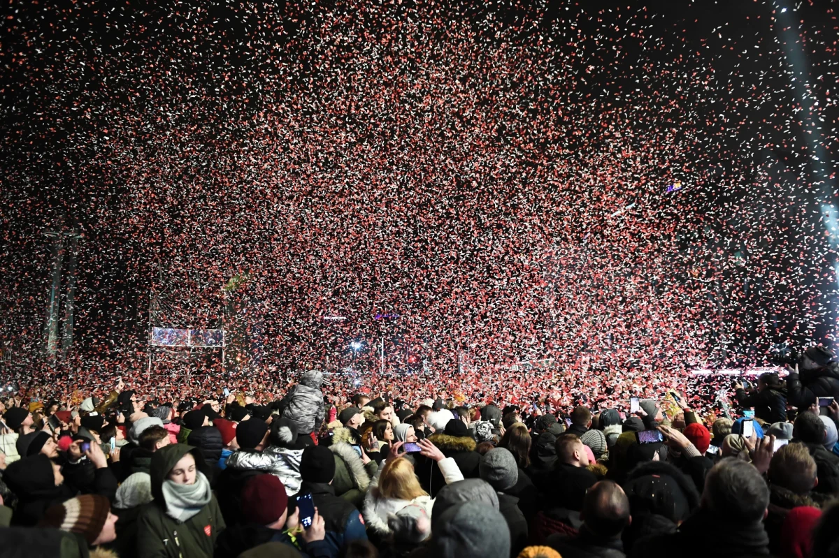 Bliscy zamordowanego w ubiegłym roku Pawła Adamowicza zabrali głos w czasie gdańskiego finału Wielkiej Orkiestry Świątecznej Pomocy. "To dla mnie bardzo trudnym moment" - mówiła ze sceny Magdalena Adamowicz, wdowa po Pawle Adamowiczu. Pamiętajcie, że dobro zwycięża, że zło nie może wygrać, że nie damy się zastraszyć" - podkreśliła. 
