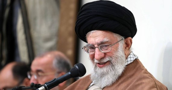 Najwyższy przywódca duchowo-polityczny Iranu ajatollah Ali Chamenei wezwał w niedzielę do silniejszej współpracy krajów regionu, żeby pokonać problemy, za które obwinił Stany Zjednoczone. Wypowiedź przywódcy opublikowano na jego oficjalnej stronie internetowej.