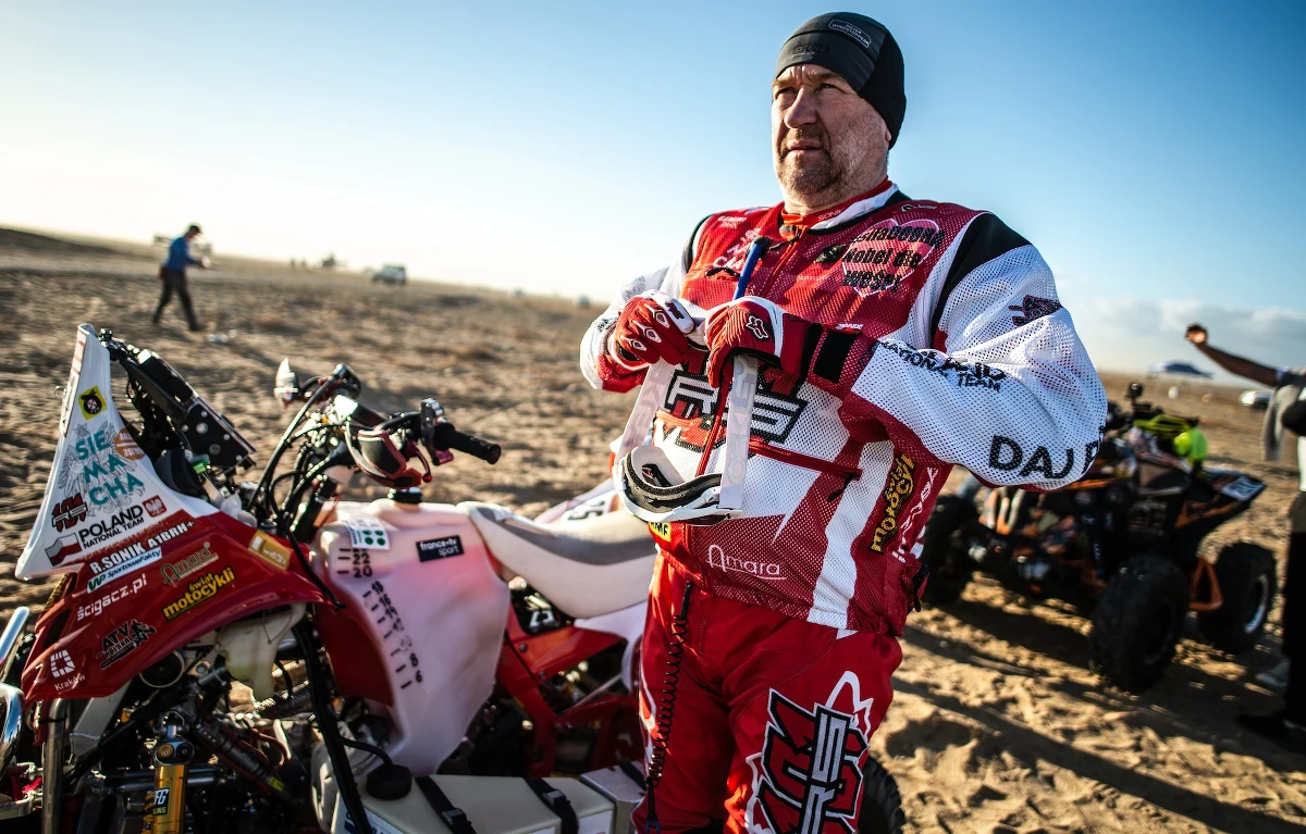 Siódmy etap Rajdu Dakar zakończył się w cieniu wieści o śmierci Paulo Goncalvesa – doskonałego motocyklisty. "Straciliśmy przyjaciela, świetnego zawodnika i fantastycznego człowieka, który był uosobieniem tego, co nazywamy "Dakar Spirit" – duchem Dakaru" – mówił Rafał Sonik. Organizatorzy postanowili odwołać ósmy etap dla motocykli i quadów, by w ten sposób oddać hołd legendzie rajdów cross-country.
