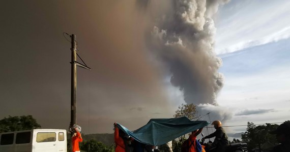 Z wulkanu położonego na wyspie Luzon około 60 km od stolicy Filipin, Manil, zaczęła wypływać lawa - poinformował filipiński Instytut Wulkanologii i Sejsmologii. Erupcja wulkanu Taal doprowadziła do ewakuacji 45 tys. osób, zagrożonych może być kolejne 200 tys.