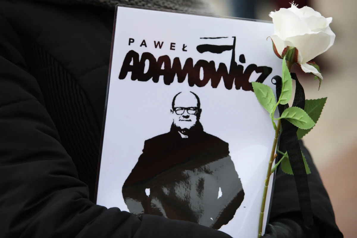 "Przez wiele tygodni Paweł Adamowicz był celem kampanii nienawiści ze strony aparatu władzy" - napisał w poniedziałek na Twitterze były premier, teraz szef Europejskiej Partii Ludowej Donald Tusk. 