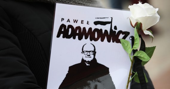 "Przez wiele tygodni Paweł Adamowicz był celem kampanii nienawiści ze strony aparatu władzy" - napisał w poniedziałek na Twitterze były premier, teraz szef Europejskiej Partii Ludowej Donald Tusk. 