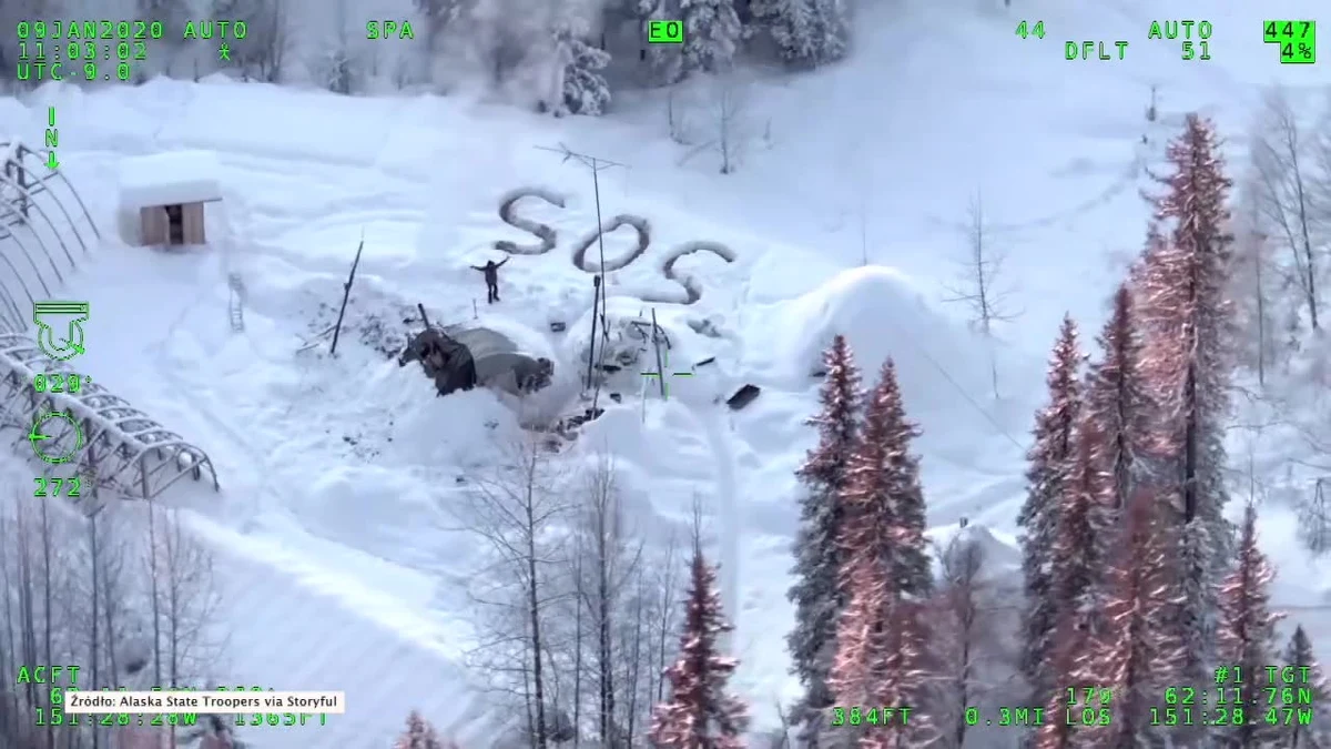 Żołnierze uratowali 30-letniego Tysona Steele, który mieszkał w wybudowanym własnymi rękami, samowystarczalnym gospodarstwie na Alasce. Jak się okazało, prowizoryczny obóz spłonął ponad trzy tygodnie temu. Służby zostały zawiadomione, że od wielu dni nie było kontaktu ze Steelem. Żołnierze polecieli helikopterem, by sprawdzić obszar, w którym prawdopodobnie przebywał 30-latek. 32 kilometry od Skwentny dostrzegli napis „S.O.S” na śniegu i mężczyznę, który do nich machał.