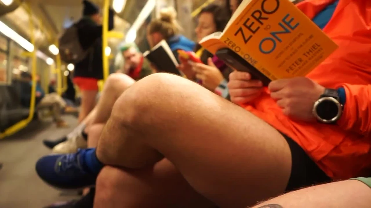 Berlińscy entuzjaści Dnia bez spodni w metrze zdjęli z tej okazji dolną część odzieży. Happening odbył się między dwiema najczęściej uczęszczanymi stacjami w stolicy Niemiec - Frankfurter Tor i Hermannplatz. Uczestnicy tłumaczyli, że jest to dobry sposób, by zimą przywróć miastu "odrobinę letnich wibracji". Pomysł narodził się w Nowym Jorku, w którym Dzień bez spodni odbywa się od 2002 roku. Celem happeningu jest poprawienie humoru mieszkańcom i dobra zabawa.