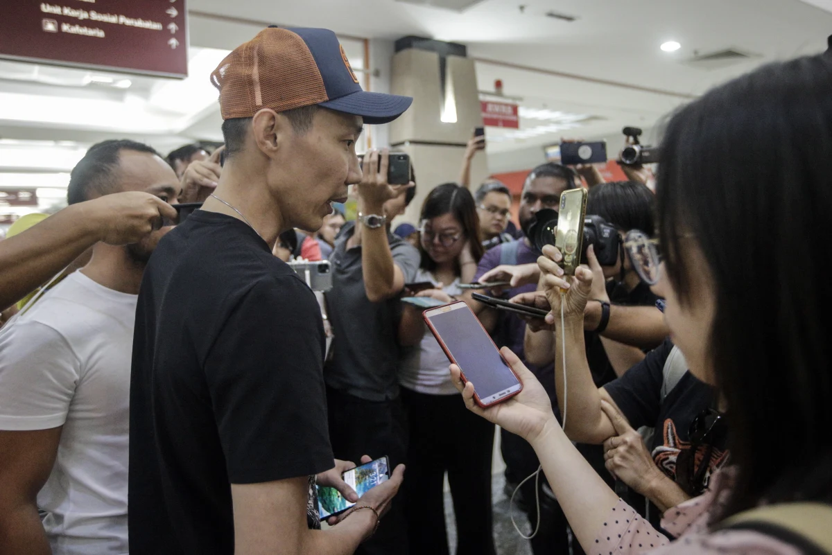 Dwukrotny mistrz świata w badmintonie Japończyk Kento Momota ma obrażenia twarzy i złamany nos - to efekt wypadku samochodowego do jakiego doszło, kiedy zawodnik jechał na lotnisko w Kuala Lumpur.

