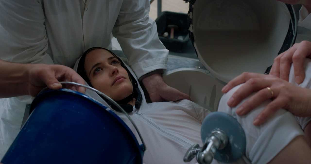 Eva Green w "Proximie" wciela się w postać astronautki, która przechodzi trudny trening przed misją w kosmos i równocześnie stara się spełniać w roli mamy. Rola aktorki jest oceniana przez krytyków jako jedna z najlepszych w jej karierze. 