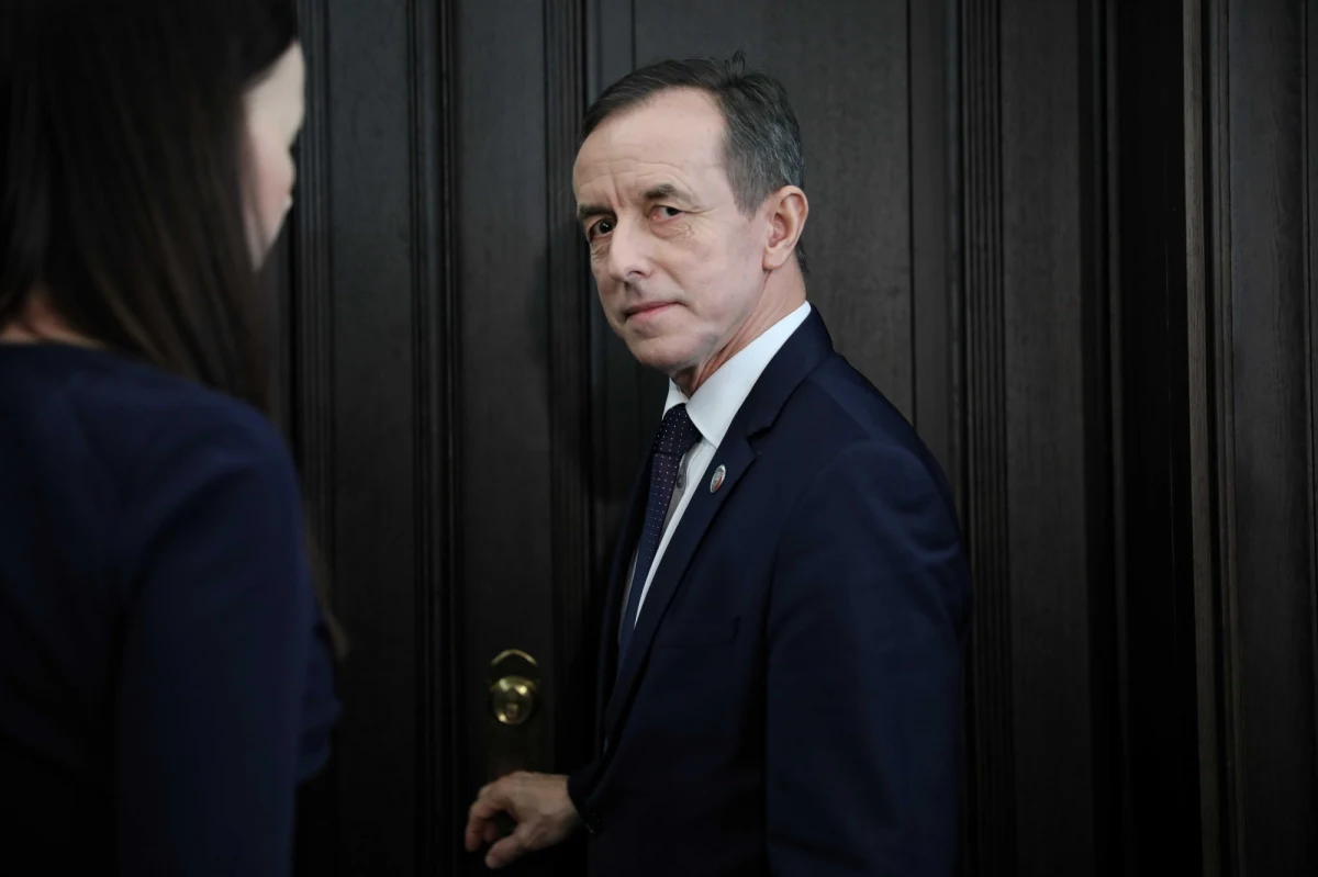 "Jeśli uda się w gronie ekspertów porozmawiać z prezydentem Andrzejem Dudą na temat noweli ustaw sądowych, to dobrze" - powiedział marszałek Senatu Tomasz Grodzki. Był pytany przez dziennikarzy, czy dotarł do niego sygnał z Pałacu Prezydenckiego na temat ewentualnego spotkania z Andrzej Dudą.