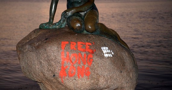 Znany na całym świecie symbol Kopenhagi – pomnik Małej Syrenki został po raz kolejny pomalowany sprejem. Tym razem pojawiło się na nim polityczne przesłanie: Wolny Hong Kong. 