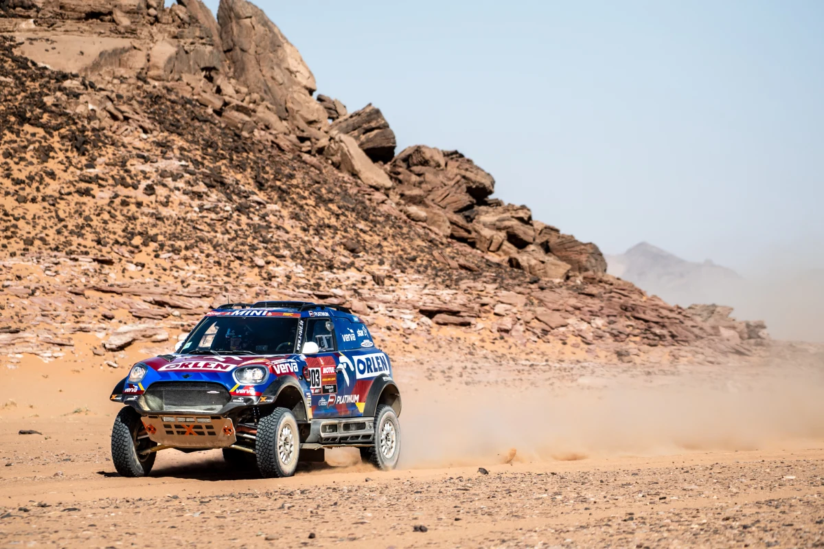 Dwukrotny mistrz świata Formuły 1 Fernando Alonso zajął drugie miejsce na ósmym etapie Rajdu Dakar. Słynny hiszpański kierowca przegrał tylko z Francuzem Mathieu Serradorim. Jakub Przygoński był szósty. "To ponownie był bardzo szybki odcinek, w jednym miejscu przez 30 kilometrów mogliśmy trzymać pełny gaz, bez odpuszczania" - mówił Przygoński. 