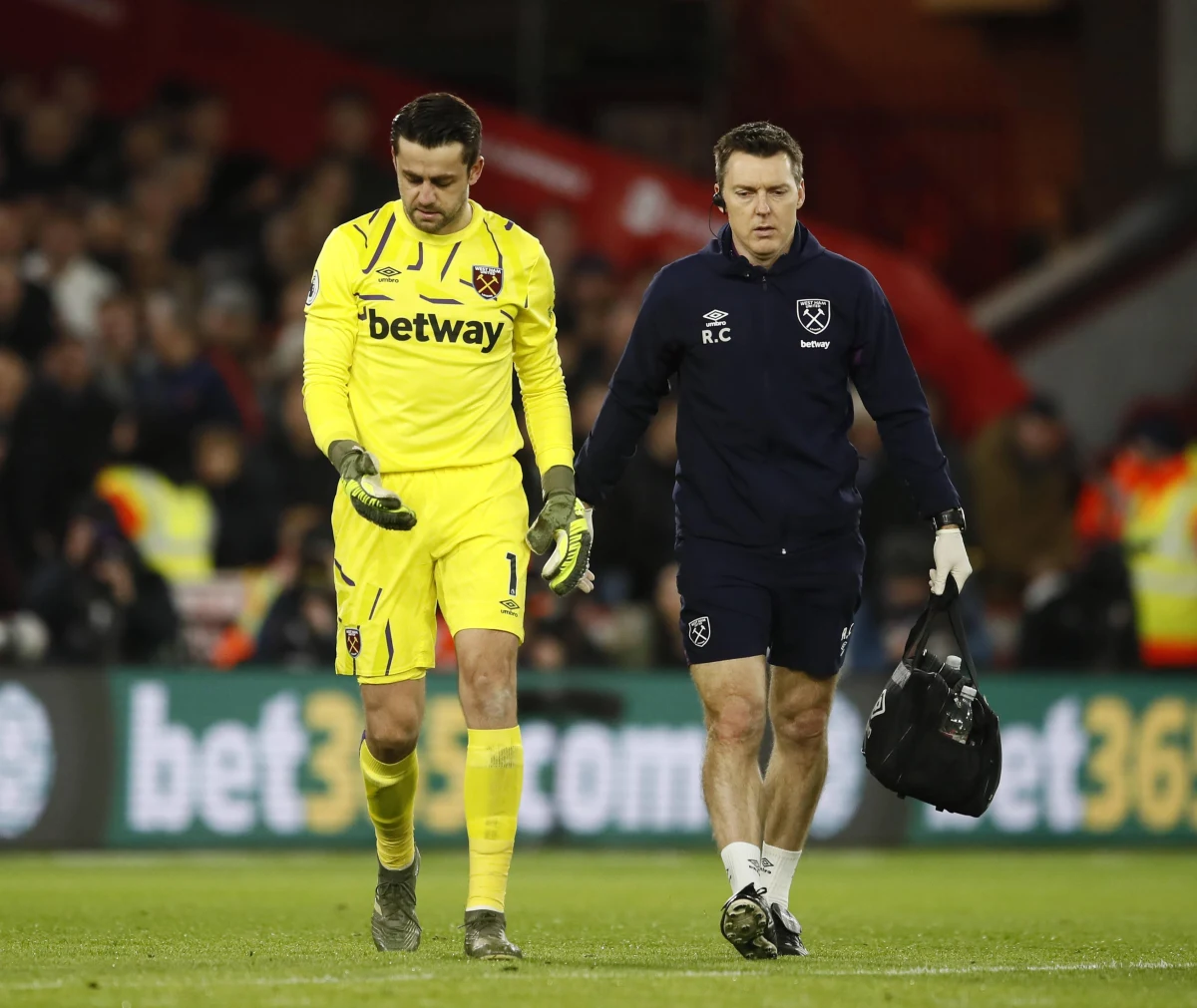 Łukasz Fabiański - bramkarz reprezentacji Polski i West Ham United , który z powodów problemów zdrowotnych opuścił boisko w piątkowym meczu ligi angielskiej z Sheffield United, wróci do gry za kilka tygodni. Taką informację przekazał w poniedziałek londyński klub.