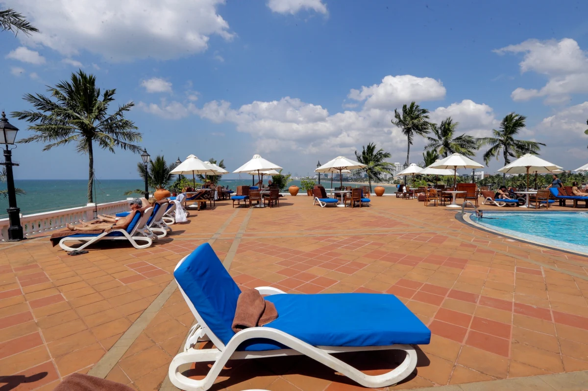 Fotografie cudzoziemca sprzedającego bransoletki na Sri Lance wywołują wśród internautów i dziennikarzy debatę o tzw. biedaturystyce - żebractwie zachodnich turystów. 