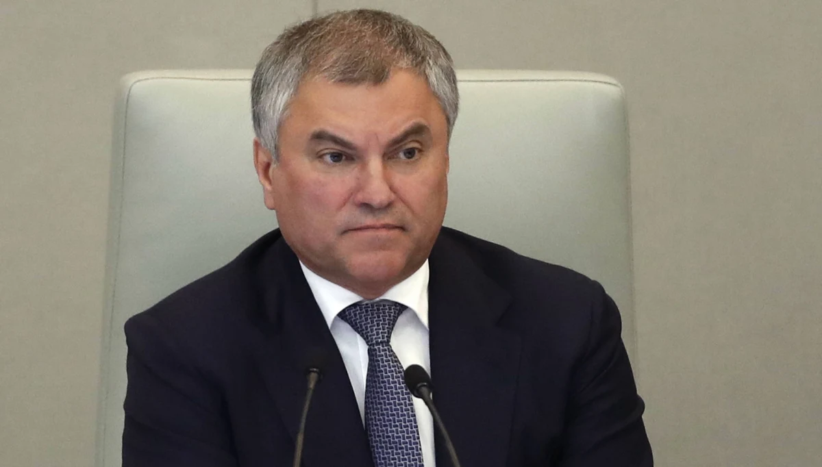 Przewodniczący rosyjskiej Dumy Wiaczesław Wołodin stwierdził, że obozy zagłady w Polsce zbudowano "nieprzypadkowo". Jego zdaniem wiązało się to z "przedwojenną atmosferą" i stanowiskiem polskich władz przed II wojną światową. To kolejne kłamliwe oskarżenia rosyjskich polityków kierowanych wobec Polski. 