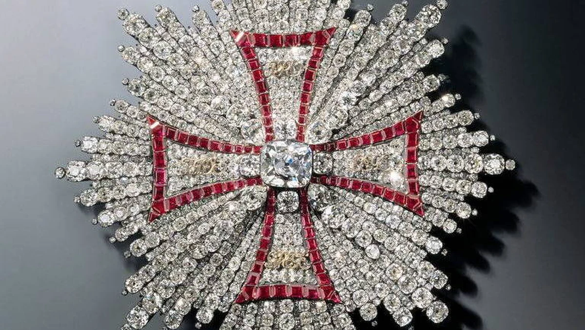 Do jednej z firm w Izraelu przyszła oferta kupna bezcennych precjozów, zrabowanych pod koniec listopada ze skarbca królewskiego w niemieckim Dreźnie. Ktoś – nie wiadomo, czy złodzieje, pośrednicy, czy może zwykli oszuści – zapewniali wskazanie miejsca ukrycia skarbów w zamian za 9 milionów euro. W przeciwnym razie grozili zniszczeniem precjozów skradzionych z gabloty Gruenes Gewoelbe.   