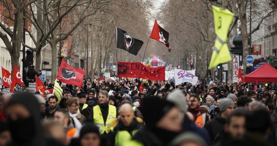 Zaostrza się akcja strajkowa związków zawodowych pracowników służby zdrowia, linii lotniczych Air France oraz adwokatów we Francji. W Paryżu oraz w innych miastach związki organizują we wtorek demonstracje. Protestujący oczekują, że rząd zrezygnuje z reformy emerytalnej.