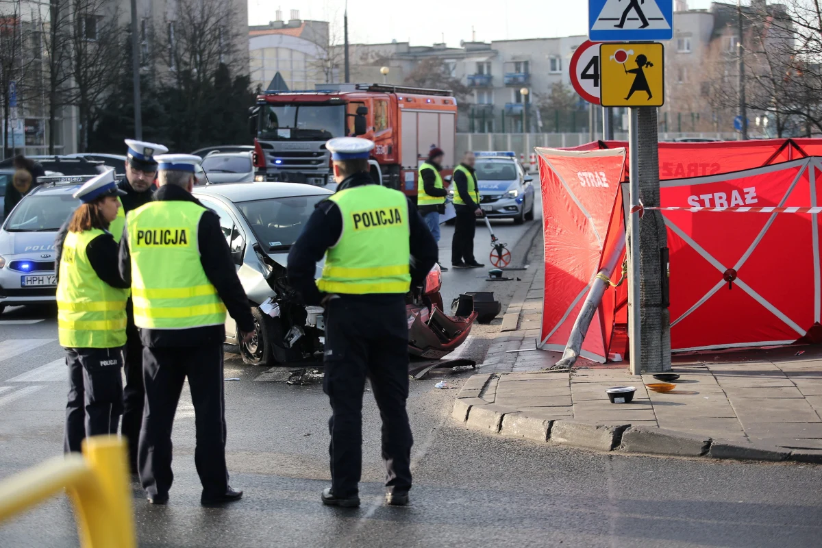 W Płocku (Mazowieckie) zmarł 69-letni mężczyzna uderzony przez sygnalizator świetlny. Sygnalizator przewrócił się, gdy wjechał na niego samochód, którego kierująca gwałtownie skręciła, bo inne auto nie ustąpiło jej pierwszeństwa przejazdu - podała policja.