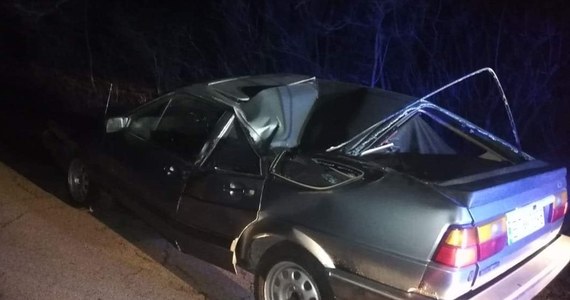 Policjanci z Opoczna zatrzymali samochód, którym kierował 32-latek. Auto było niemal złamane na pół, bo wcześniej na pojazd spadło drzewo. Kierowcy odebrano dowód rejestracyjny samochodu i ukarano 500-złotowym mandatem.