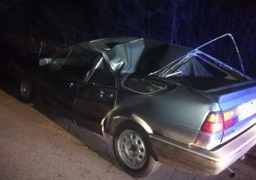 Policjanci nie mogli uwierzyć w to, co zobaczyli. 32-latek jechał autem zgniecionym wcześniej przez drzewo