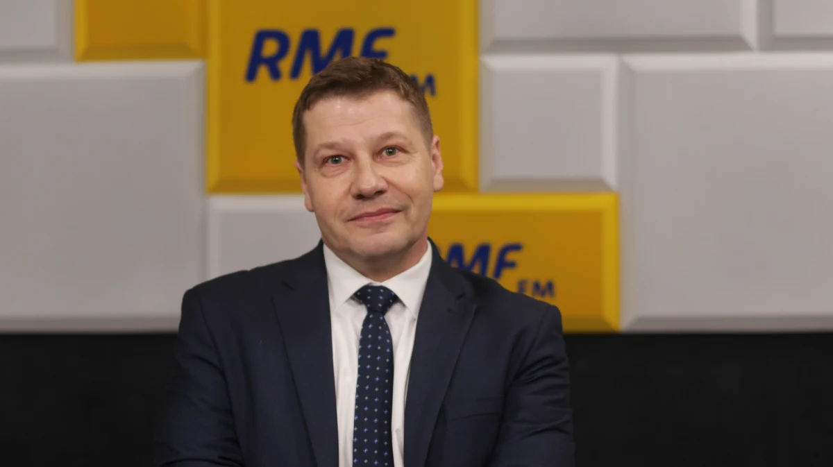 „W chwili obecnej nie widzę podstaw do prowadzenia czynności o charakterze dyscyplinarnym w związku z Marszem Tysiąca Tóg” – powiedział w Popołudniowe rozmowie w RMF FM Rzecznik Dyscyplinarny Sędziów Sądów Powszechnych Piotr Schab. „Sam udział (w marszu – przyp.  RMF FM) nie może być tożsamy naruszeniu reguł konstytucyjnych, które mówią o powinności zachowania przez sędziego bezstronności, co oznaczać musi także zaniechanie przez niego publicznej działalności o charakterze politycznym. Manifestacji takich mamy wiele w kraju” – dodał. 