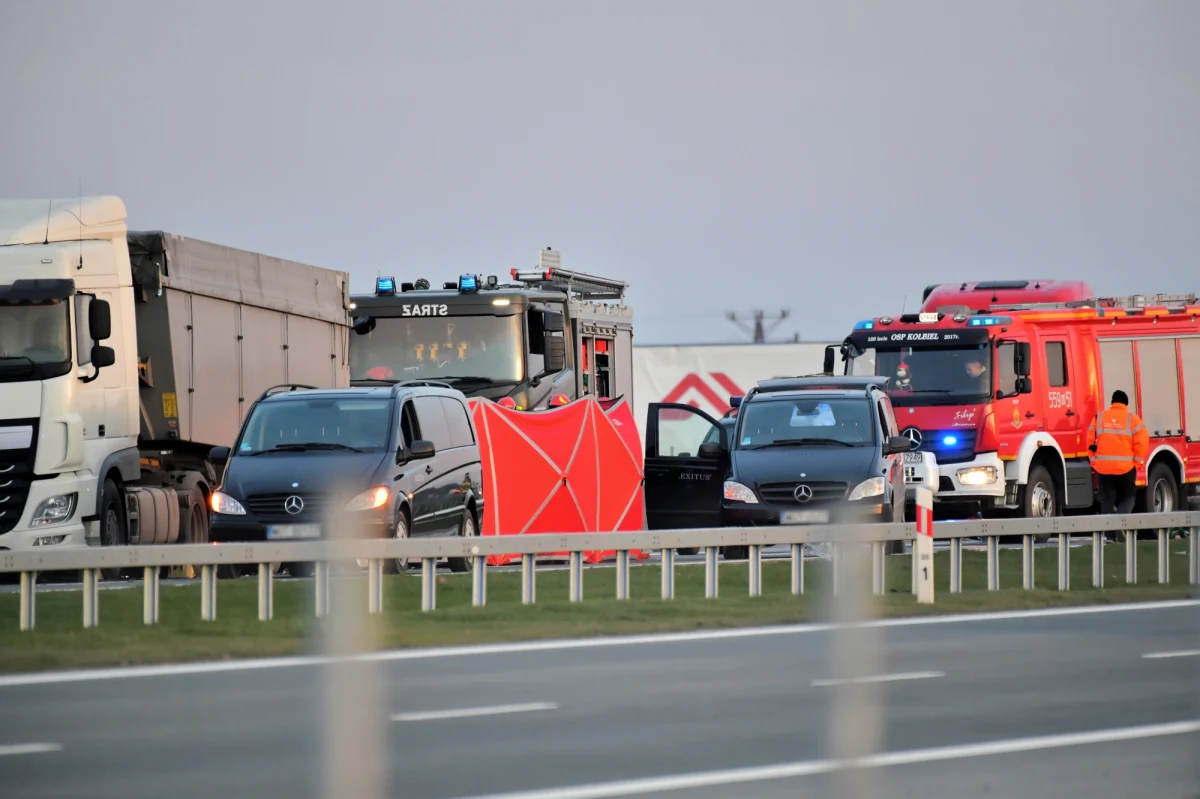 Tragiczny wypadek na drodze krajowej nr 17 w Lubicach pod Kołbielą na Mazowszu. Zginęły tam cztery osoby. 