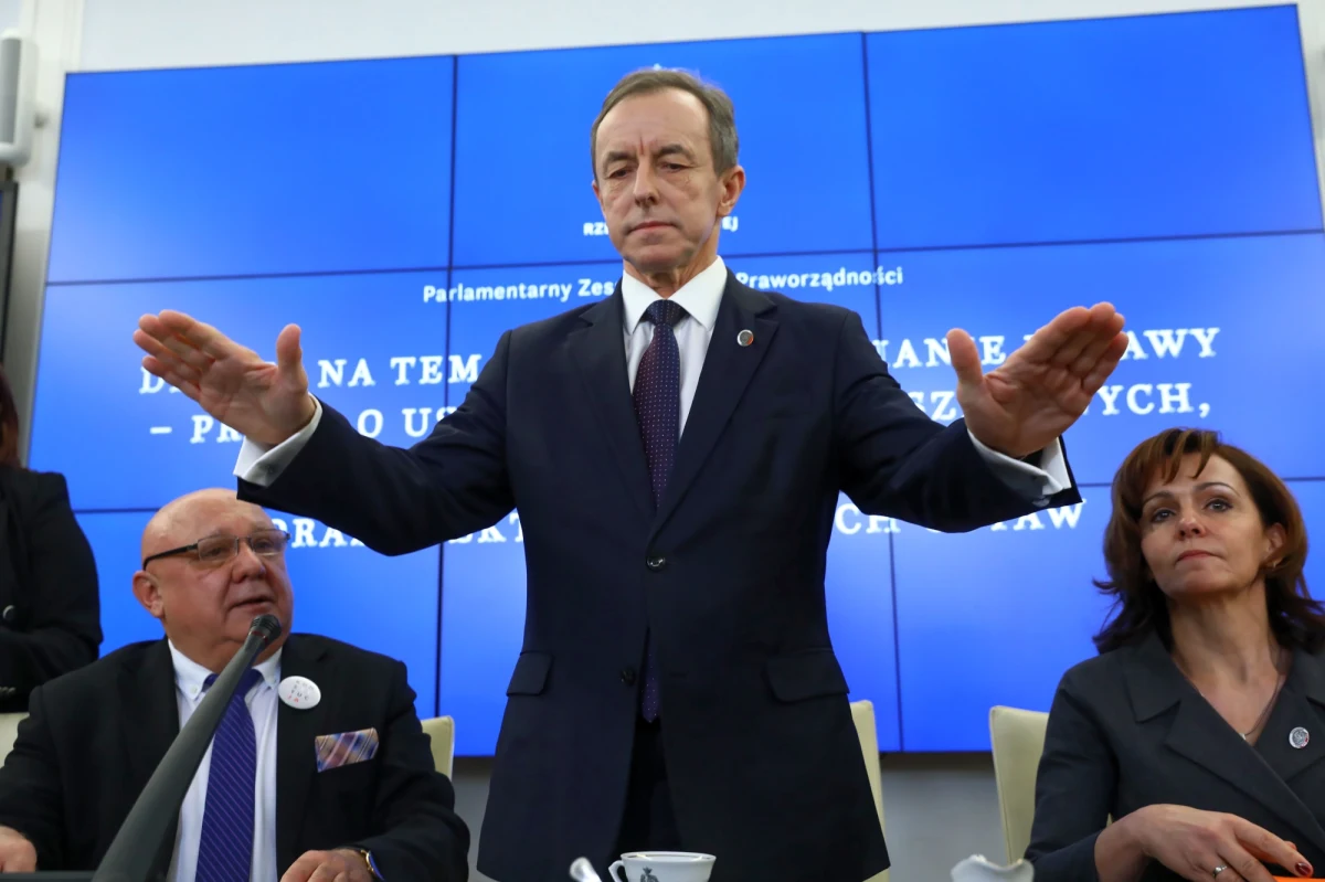 Ustawa dyscyplinująca sędziów to pierwszy punkt ruszającego dziś trzydniowego posiedzenia Senatu. Izba wyższa od razu zajmie się kolejnymi, budzącymi ogromne kontrowersje zmianami w wymiarze sprawiedliwości. Wczoraj zostały one ostro skrytykowane na posiedzeniu senackiego zespołu do spraw praworządności. Głosowanie nad ustawą dyscyplinującą sędziów odbędzie się w Senacie dopiero w piątek.