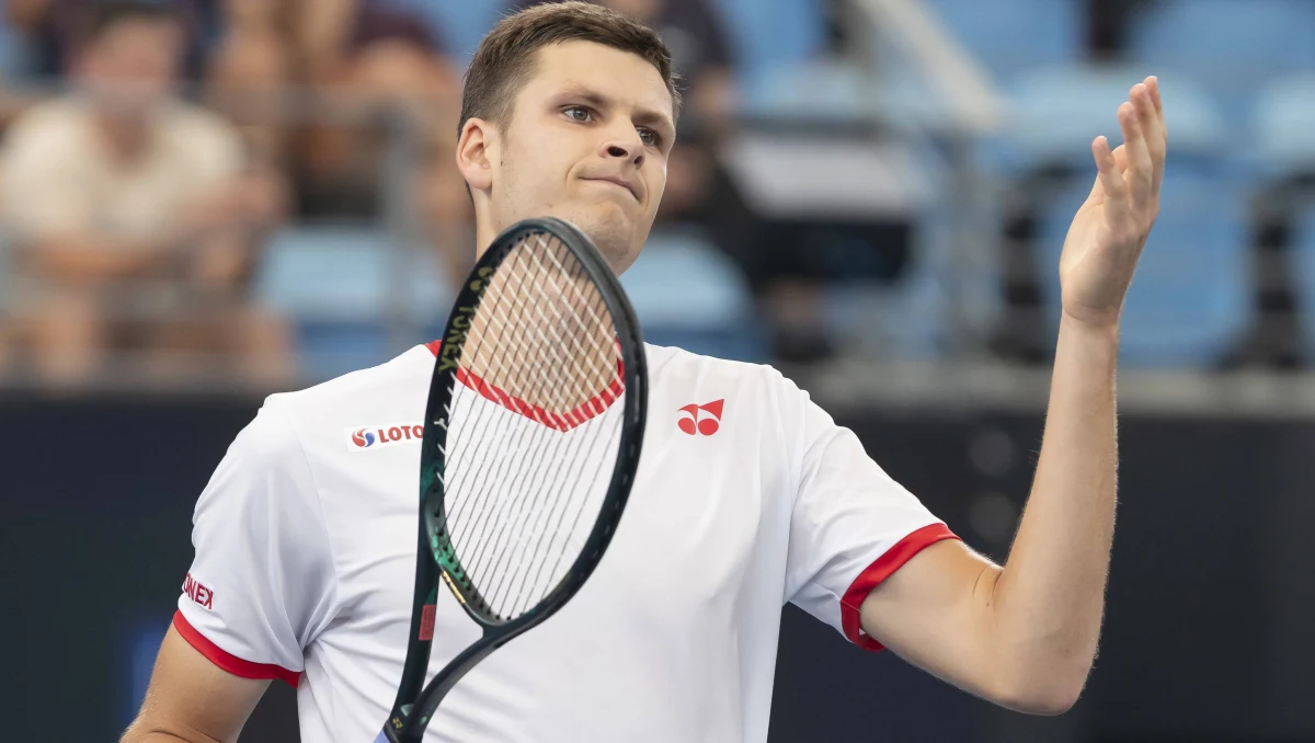 Hubert Hurkacz pokonał Szweda Mikaela Ymera 6:2, 7:6 (7-2) i awansował do ćwierćfinału turnieju ATP na twardych kortach w Auckland (pula nagród 610 tys. dol.). Polski tenisista pozostaje niepokonany w tym roku.